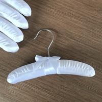 Les fabricants peuvent fournir en gros 20 cm Cintre pour bébé en satin Cintre pour bébé Éponge douce Cintre pour manteau blanc
