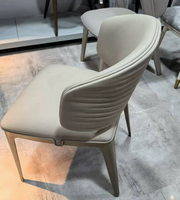 Chaise de salle à manger moderne de luxe léger avec dossier en cuir ondulé et pieds en métal pour la maison et l'hôtel