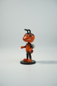 Figura Decorativa Personalizada de <span class=keywords><strong>Abeja</strong></span> en Poliresina Pintada a Mano, Ecológica, para Club Escolar, Logotipo de Equipo Deportivo, Decoración de Escritorio - Product Image 2