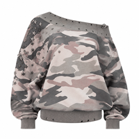 Sweat-shirt oversize en molleton French Terry pour femme, imprimé camouflage intégral, avec rivets et œillets, style streetwear personnalisé, épaules tombantes et décolleté épaules dénudées