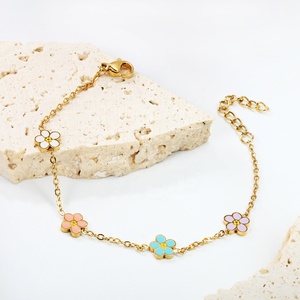 Grazioso Braccialetto per Bambini con Margherita Smaltata, Personalizzabile, Ipoallergenico in Acciaio Inox Placcato Oro 18K PVD - Product Image 5