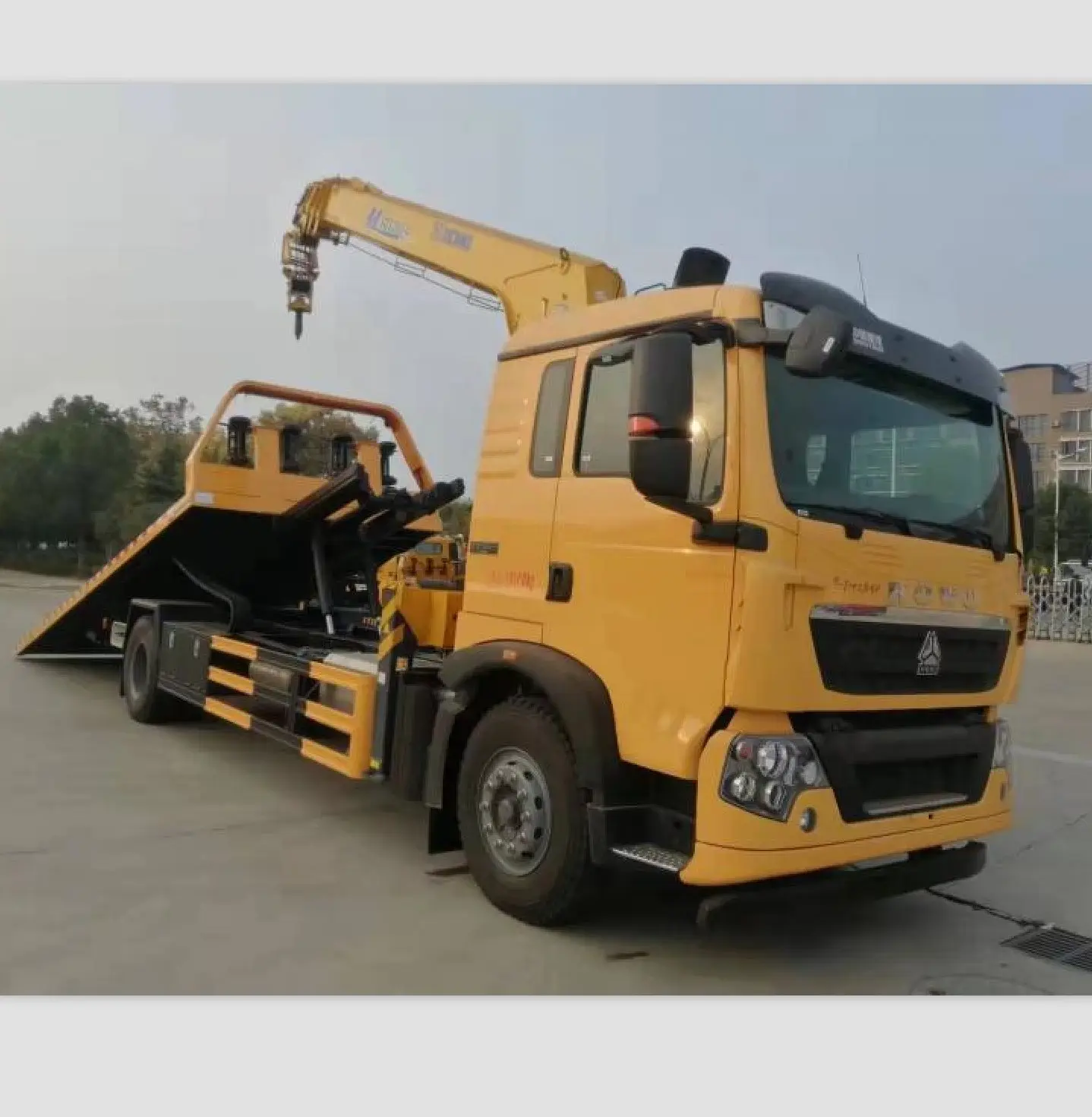 SINOTRUK HOWO 4*2 Wrecker Towing Truck Flatbed Rollback Tow Truck for Sale