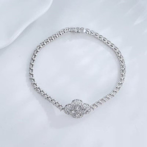 Bracelet de luxe pour femme en or blanc 18 carats avec <span class=keywords><strong>fermoir</strong></span> trèfle à quatre feuilles serti de diamants de laboratoire, collection Fashion Channel, vente en gros de bijoux fins - Product Image 2