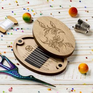 Organizador de Hilos Portátil de Madera de Alta Calidad, Caja de Costura Ovalada Clásica para Bordado y Manualidades - Product Image 1