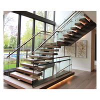 Escalier élégant et luxueux à monopoteau, garde-corps en acier inoxydable, marches en chêne, traitement antidérapant pour escalier