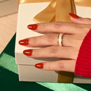 Faux Ongles de Noël Rouges Faits Main en Gel Souple Ovale pour l'Automne et l'Hiver – Vente en Gros Personnalisée - Product Image 1