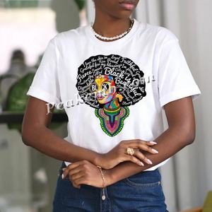 Camiseta con estampado de chica Afro negra personalizada para mujer con diseño de vinilo de transferencia de calor DTF, técnica Hotfix, función lavable - Product Image 3