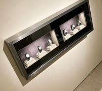 Vitrine murale de luxe en métal noir brossé avec éclairage LED pour montres et bijoux de luxe, personnalisable