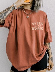 No Rest For The Women Tee T-shirt da donna in cotone a maniche corte, vestibilità rilassata, girocollo con stampa di lettere casualiste - Product Image 3