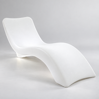 Ensemble de chaises longues en plastique éclairées par LED avec table d'appoint en cube LED et parasol en chaume, chaise longue d'extérieur pour la plage et la piscine