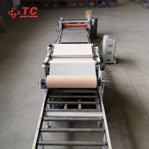 Machine à laminer les portes à panneaux plats avec colle froide en PVC - Product Image 1