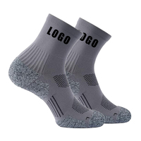Chaussettes de sport respirantes en coton doux de haute qualité avec logo personnalisé, chaussettes athlétiques à semelle en tissu éponge personnalisées avec coussinets de performance