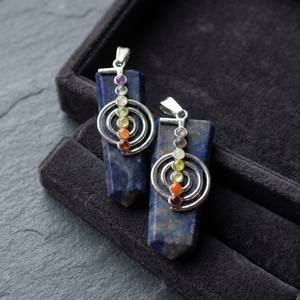 Pendentif crayon plat en sodalite sculpté avec incrustation de pierres des chakras, bijou Feng Shui fait main en pierres précieuses - Product Image 3