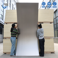 Panneau mural en WPC co-extrudé à âme pleine de 8 mm avec placage en bois de bambou et film métallique brossé pour revêtement mural intérieur