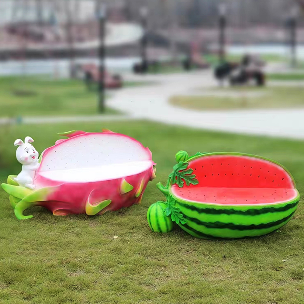 Гигантское уличное кресло из стекловолокна с изображением фруктов