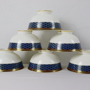 Ensemble de bols et cuillères en porcelaine bleue et rouge de luxe européens, personnalisables, lavables, durables et élégants pour les fêtes - Product Image 1