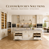 Armoire de cuisine classique sur mesure, style américain, couleur crème, avec îlot central et portes vitrées pour villa ou hôtel
