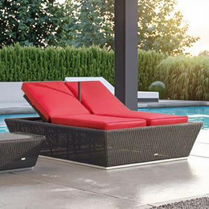 Ensemble de mobilier de patio extérieur en osier avec double chaise longue et parasol pour hôtels et cours - Product Image 4