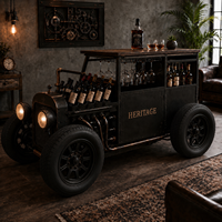Chariot de bar industriel vintage avec comptoir en bois, structure métallique, rangement pour bouteilles de vin et porte-verres suspendu pour la décoration de bar