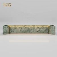Comptoir de bar de luxe en marbre vert, corps entièrement en marbre, extrémité de colonne incurvée, bande lumineuse LED chaude, pour hôtel, lounge, bar à whisky, kiosque, OEM