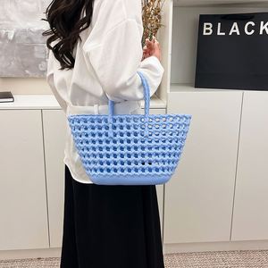 Sacs à main en PVC tissé tendance, sacs fourre-tout en PVC pour femme, sacs fourre-tout imperméables pour les voyages en plein air, la plage et le shopping - Product Image 5