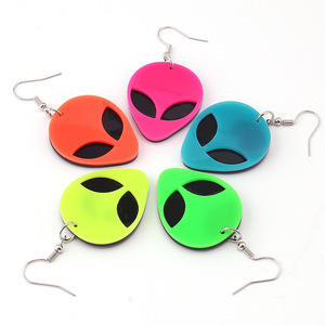 Boucles d'oreilles pendantes en forme d'alien, design de dessin animé en acrylique, bijoux de mode pour femmes - Product Image 3