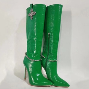 Botas Altas hasta la Rodilla para Mujer, Estilo Stiletto, Color Verde Patentado, Tacón Alto y Delgado, Punta Puntiaguda, Adornadas con Diamantes de Imitación y Flores - Product Image 5