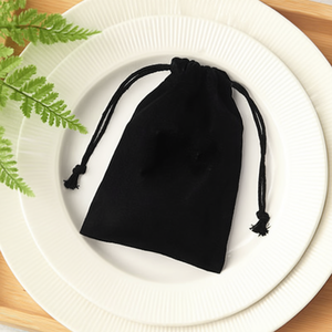 Bolsa de Embalaje para Joyería DB de Franela Negra con Cordón, Material Suave, Cierre Seguro, Ideal para Piezas Preciadas - Product Image 2