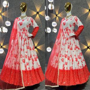 Pur coton numériquement Kalamkari imprimé floral long Naira coupe femmes Kurta avec pantalon et imprimé Dupatta ensemble au prix de gros - Product Image 2