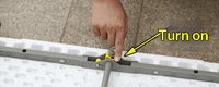 Table pliante portable de style valise conçue pour les événements scéniques, les fonctions en plein air, les expositions et les zones d'opération temporaires
