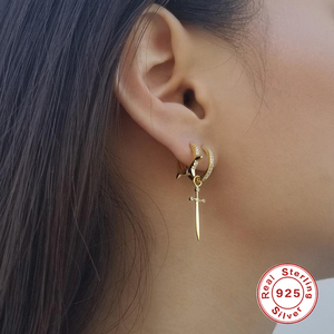 Boucles d'oreilles créoles ROXI en argent sterling 925 plaqué or 18 carats avec zircone cubique, motif poignard - Product Image 5