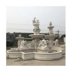 Dekorativer Luxus brunnen aus weißem Marmor mit Statuen von Engel und Löwe