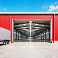 Centre d'entreposage logistique, bâtiment d'entrepôt à structure métallique, quai de chargement long, zone de stationnement pour camions, complexe industriel
