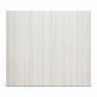Dalle en pierre frittée 3200x1800x12mm gris clair à grain vertical avec texture de veine de bois pour revêtement mural et sol de villa moderne