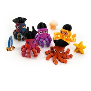 Feeron Juguete Articulado de Capitán Pirata con Diseño de Pulpo, Impreso en 3D, Duradero, de PLA, con Sombrero Dorado y Negro, Único, Moderno y Genial para Escritorio - Product Image 1