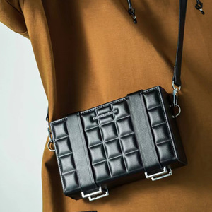 Bolso de caja con textura de lujo para <span class=keywords><strong>hombre</strong></span>, novedad de 2024, bolso cuadrado pequeño con rejilla de diamantes, <span class=keywords><strong>bandolera</strong></span> de hombro con bloque de Chocolate - Product Image 2