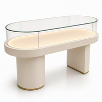 Maßgefertigte Schmuck-Ausstellungsvitrine mit Gebogener Glasplatte, LED-Beleuchtung und Holzsockel für Einzelhandelsgeschäfte und Großhändler