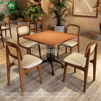Ensemble de meubles de restaurant commercial sur mesure, canapé en rotin tissé en bois, tables et chaises adaptées aux cafés et aux bars