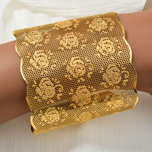 Brazalete Étnico Personalizado con Flores, Chapado en Oro de 18k, Diseño Hueco para Mujer - Product Image 5