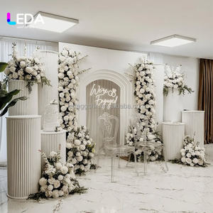 Arche de mariage moderne en acrylique blanc LEDA avec support – Taille personnalisable – Nouvelle arrivée – Décoration de scène de mariage - Product Image 1