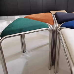 Taburete de metal portátil de diseño moderno colorido y apilable para niños y adultos en la oficina en casa o apartamento - Product Image 6