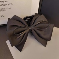Elegante pasador de pelo semimanual de tela satinada gris estilo francés con lazo y diseño dulce para moños de mujer en la parte trasera de la cabeza