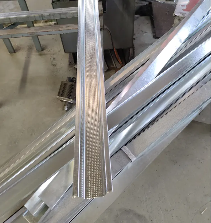 Profilés en acier galvanisé Encadrement métallique Cloisons sèches Canal à fourrure pour plafond LInyi usine nouveau prix