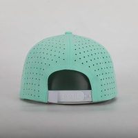 Casquette personnalisée de haute qualité à 6 panneaux avec logo brodé 3D, perforations découpées au laser, visière plate et fermeture snapback à cordon