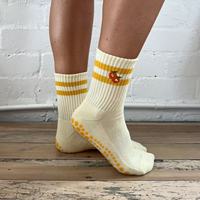Nouvelle arrivée poignées Pilates chaussettes collantes logo personnalisé anti-dérapant Yoga chaussettes Gym Studio femmes mignon broderie équipage chaussettes 100% coton