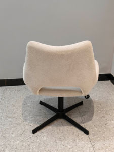 Chaises <span class=keywords><strong>de</strong></span> <span class=keywords><strong>bar</strong></span> en bois blanc <span class=keywords><strong>de</strong></span> luxe avec base métallique pivotante réglable et siège en tissu, design moderne pour la cuisine, la salle à manger et l'utilisation en centre commercial - Product Image 2