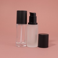 Vente en gros de flacons ronds en verre givré de 30 ml avec pompe, impression sérigraphique, emballage cosmétique vide pour sérum de soin de la peau, marque XH, Chine