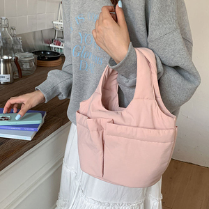 Sac nuage personnalisé pour femmes, vente en gros, cadeau pour elle, sac fourre-tout rose matelassé, léger, sac fourre-tout de sport matelassé - Product Image 1