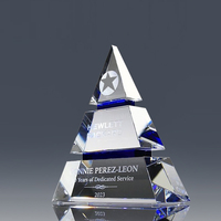 Trophée pyramidal en cristal K9 avec logo personnalisé et gravure pour la célébration de réalisations spéciales