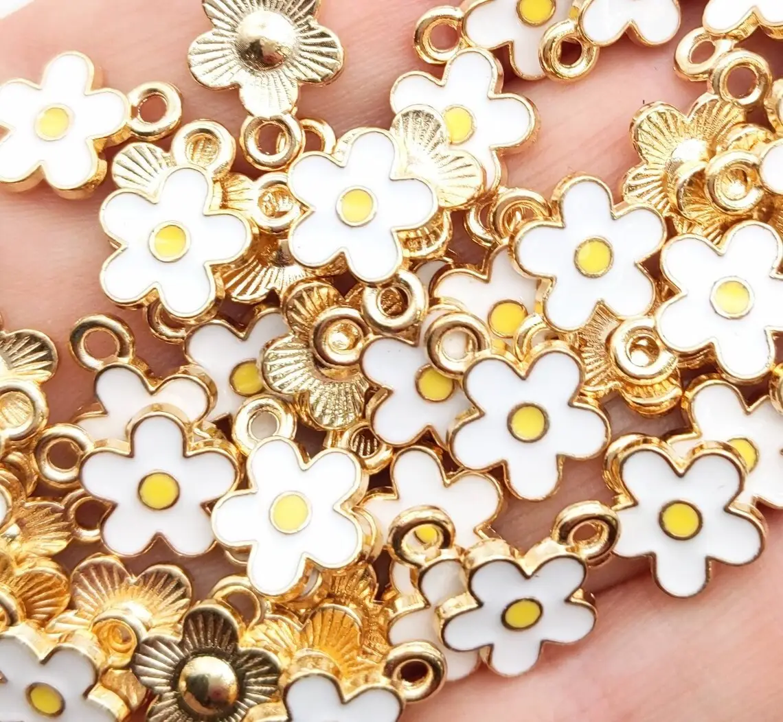 도매 고품질 작은 데이지 꽃 에나멜 스테인레스 스틸 매력 목걸이 팔찌 DIY 보석 18k 골드 금속 매력